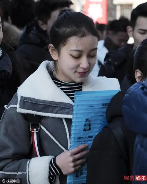 中戏艺考生麻花辫抢镜美女侧脸酷似蒋勤勤
