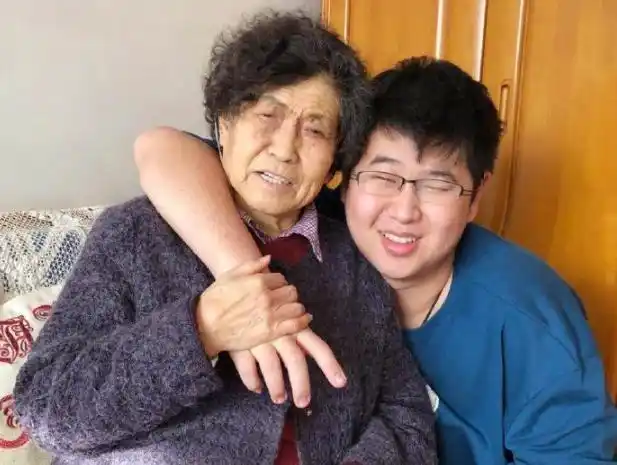 央视主持倪萍10年求医为儿子看病花光积蓄为何对女儿只字不提