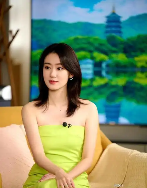 张小斐肩颈线条绝了穿一条牛油果抹胸长裙清新又优雅