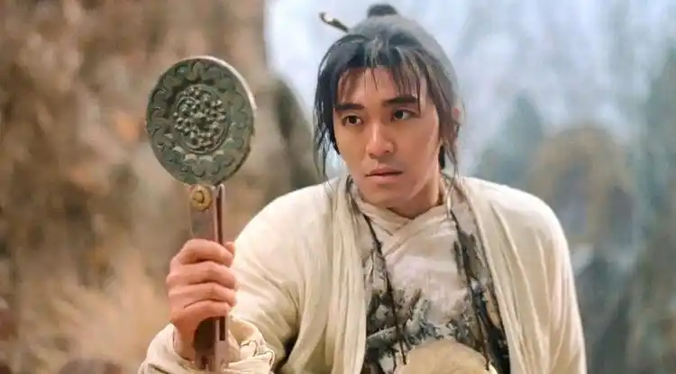 脚底多了三颗痣,至尊宝拿出照妖镜,里面竟是只猴子