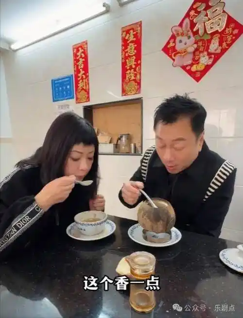 黎耀祥细心小举动黎耀祥与太太梁耀莲于1997年结婚,育有现年26岁的儿