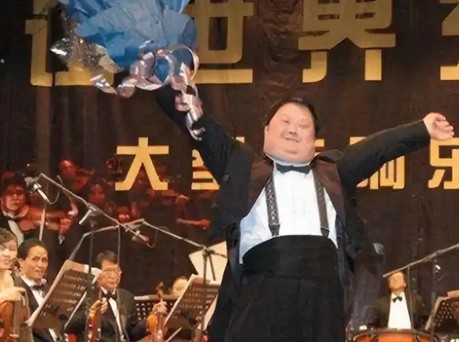 回顾:智商3岁"天才指挥家"舟舟,繁华逝去谎言后是怎样的人生