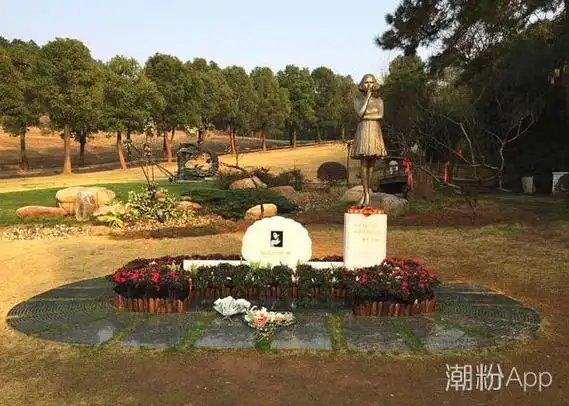 清明节粉丝墓前祭奠姚贝娜 墓碑似贝壳镶有34枚琴键