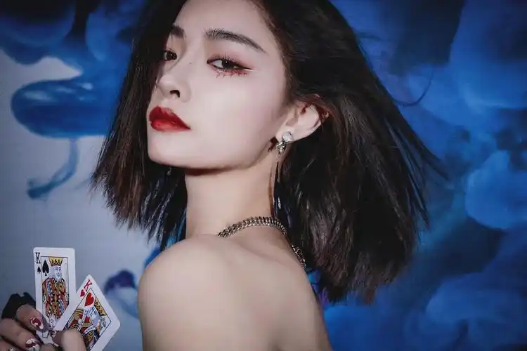 许佳琪全新单曲大片一身黑色皮衣酷飒的kiki超a气场尽显