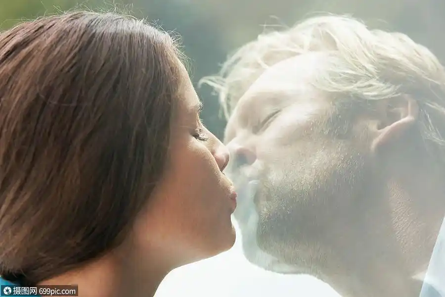 年轻夫妇接吻