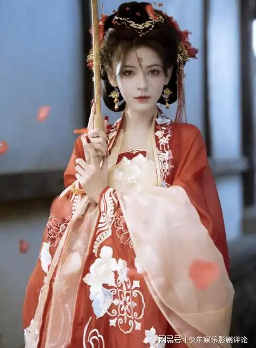 张予曦与花儿共舞花雨中的美丽瞬间定格