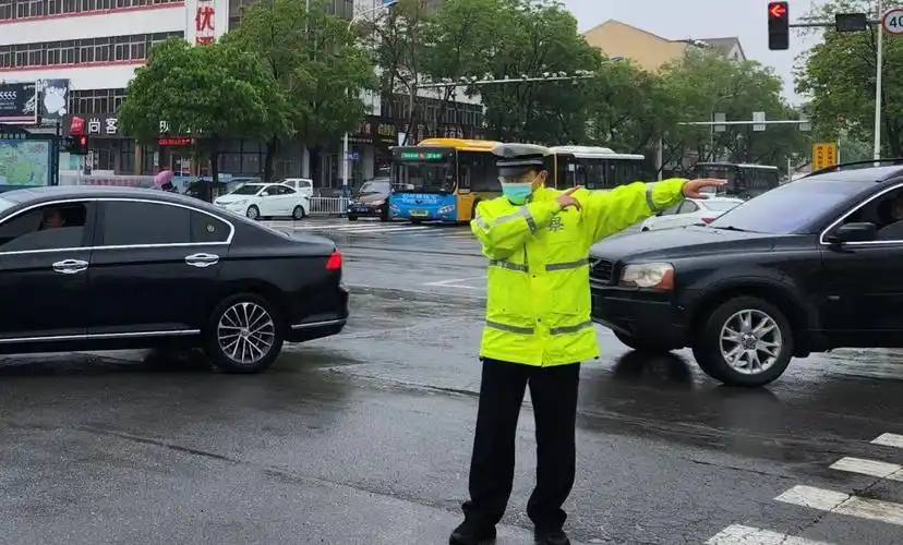 龙口交警雨中执勤演绎别样风景