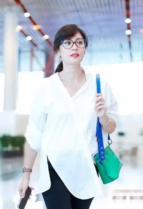 被辣妈贾静雯迷住了!简单白衬衣穿出少女味,这模样真有44岁?