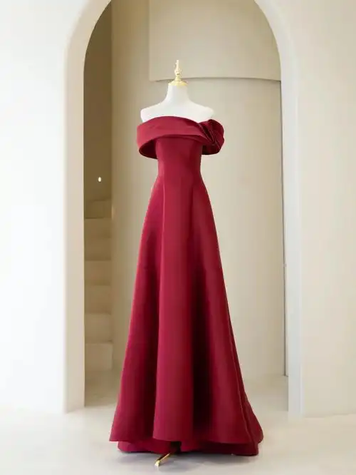 不管是婚礼敬酒服还是出门纱酒红色缎面礼服真的很耀眼787415