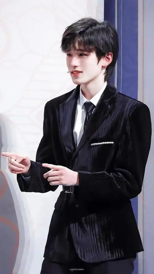 宋亚轩眼镜和西服