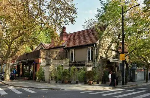 走在午后的武康路