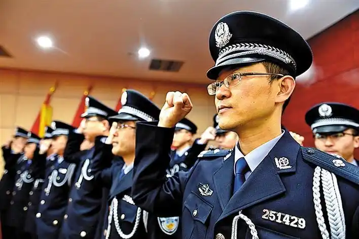 公安边防警卫部队举行集体换装和入警宣誓仪式