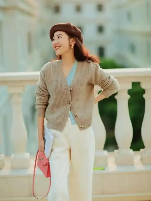 40 女人的早春穿搭,这四种颜色衣服值得尝试,时尚,减龄又大气_腾讯