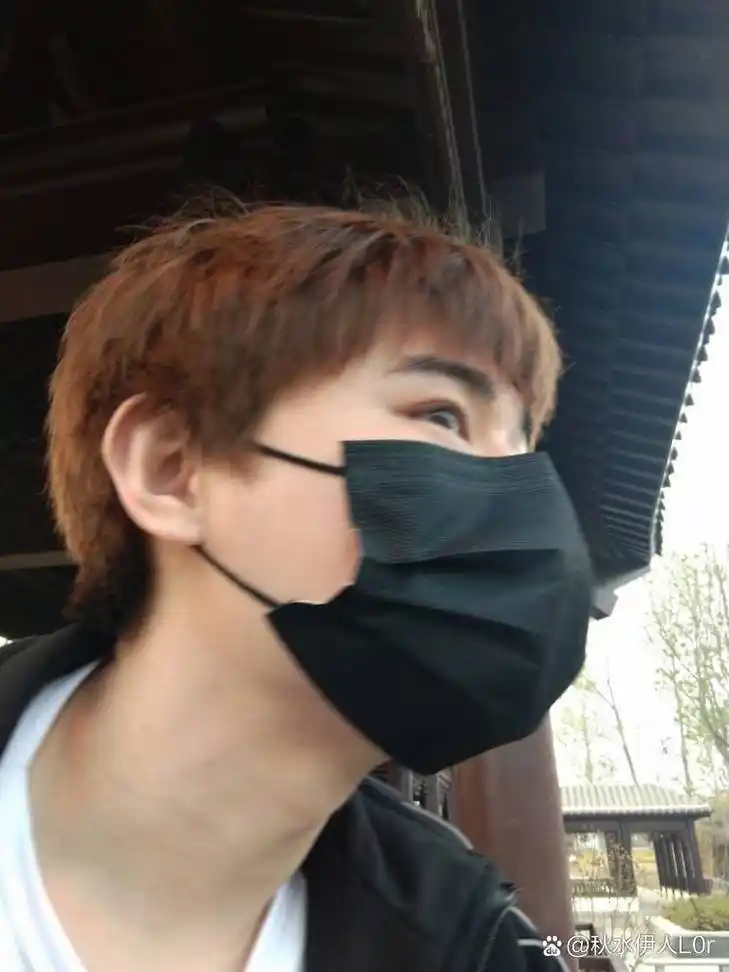 那人,戴着黑色的口罩,仿佛掩藏着世间的万千秘密