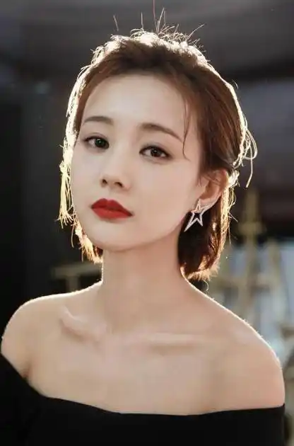 甘露在《苹果》中当过范冰冰的替身,2008年因出演剧情电影《烟雨浮生