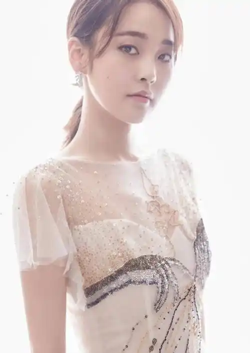 35岁仍有少女感,长相灵动演技自然,张佳宁在内娱有自己的赛道