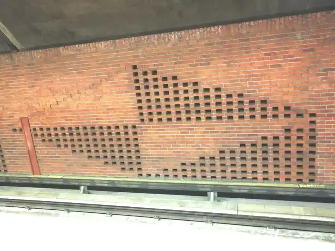在没有行人的那面墙,就用普通的红砖挡住混凝土墙.