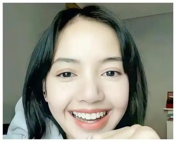 在这一个照片里面lisa掀开了自己的刘海,而lisa从出道到现在为止,一直