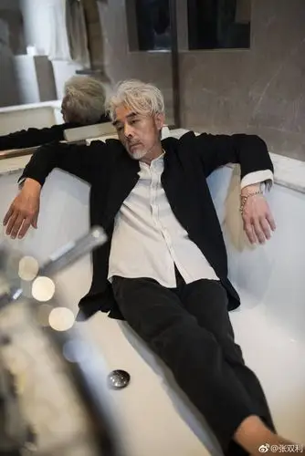 时尚大爷张双利满头银发绝对是型男一枚