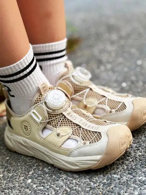 这一周气温持续飙升,春季的鞋子已经开始捂脚了.