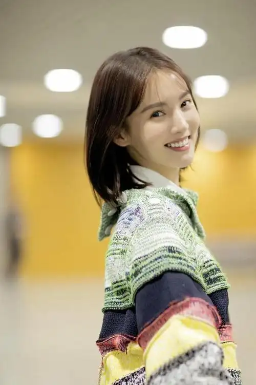 金晨被高人指点了毛衣叠穿白衬衫走机场玩转下衣失踪真美