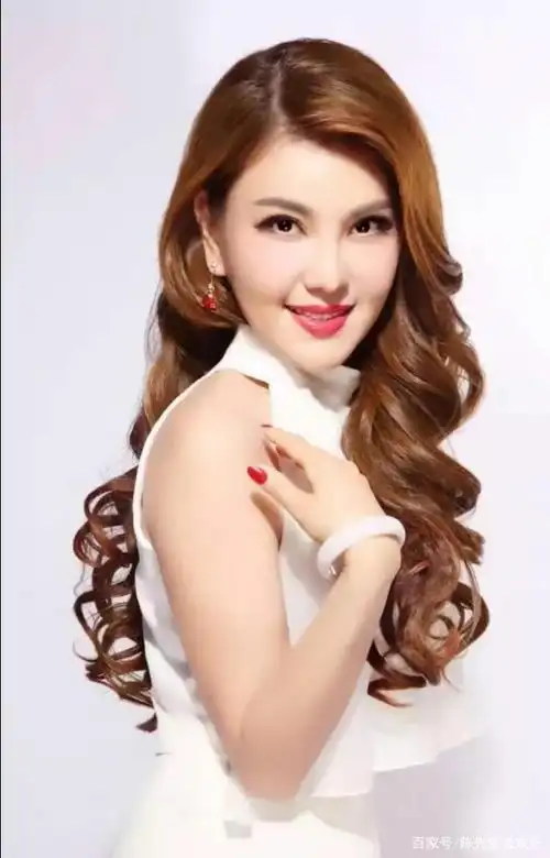 她俩都是蒙古族女歌手,名字也都十分相近,不过早期她俩也闹过一次矛盾