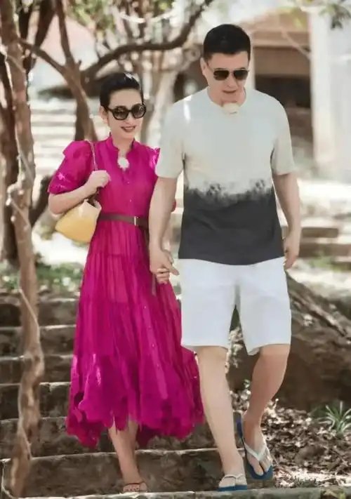 秦海璐倒追大7岁二婚老公,走机场成望夫眼,老公身材好的确帅 - 秦海璐