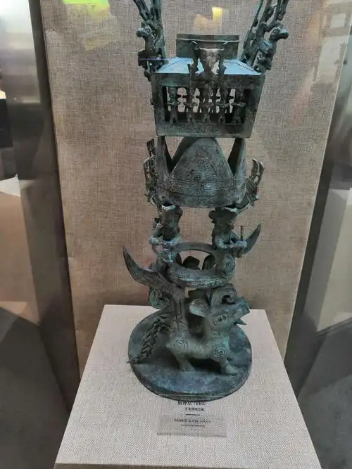 铜神坛,虽是复制品,但去深入的观察,总能发现古人的一些奇思妙想.