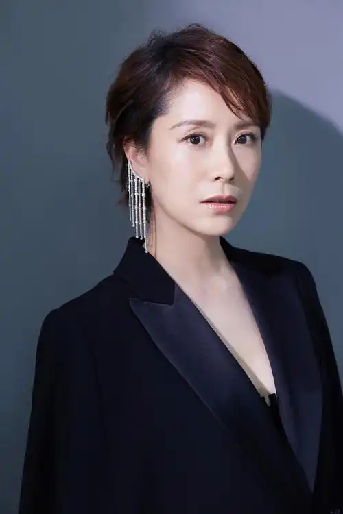 海清演绎黑色斗篷大衣率性简约