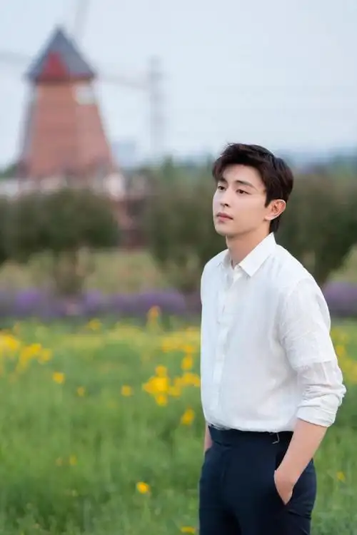 210512 邓伦回石家庄参加品牌活动 首次体验喂奶牛并取名"简简"