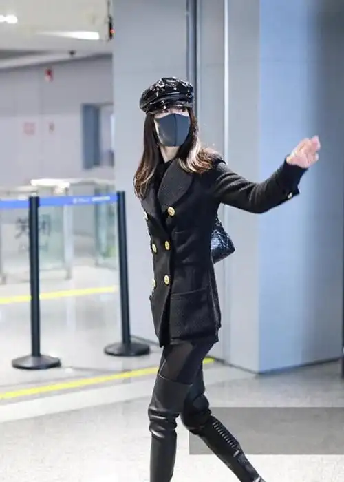 张韶涵真壕,一身名牌现身机场,脚上的靴子竟然都要1万7