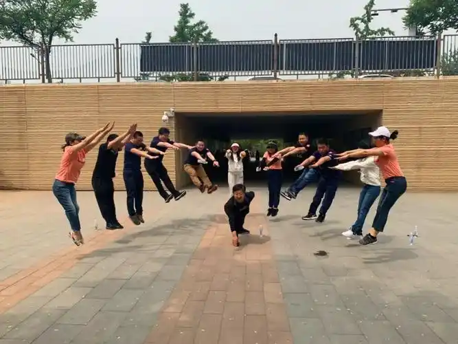 如果我有轻功飞檐走壁各位好汉手下留情"做出"排山倒海"姿势合照寻找