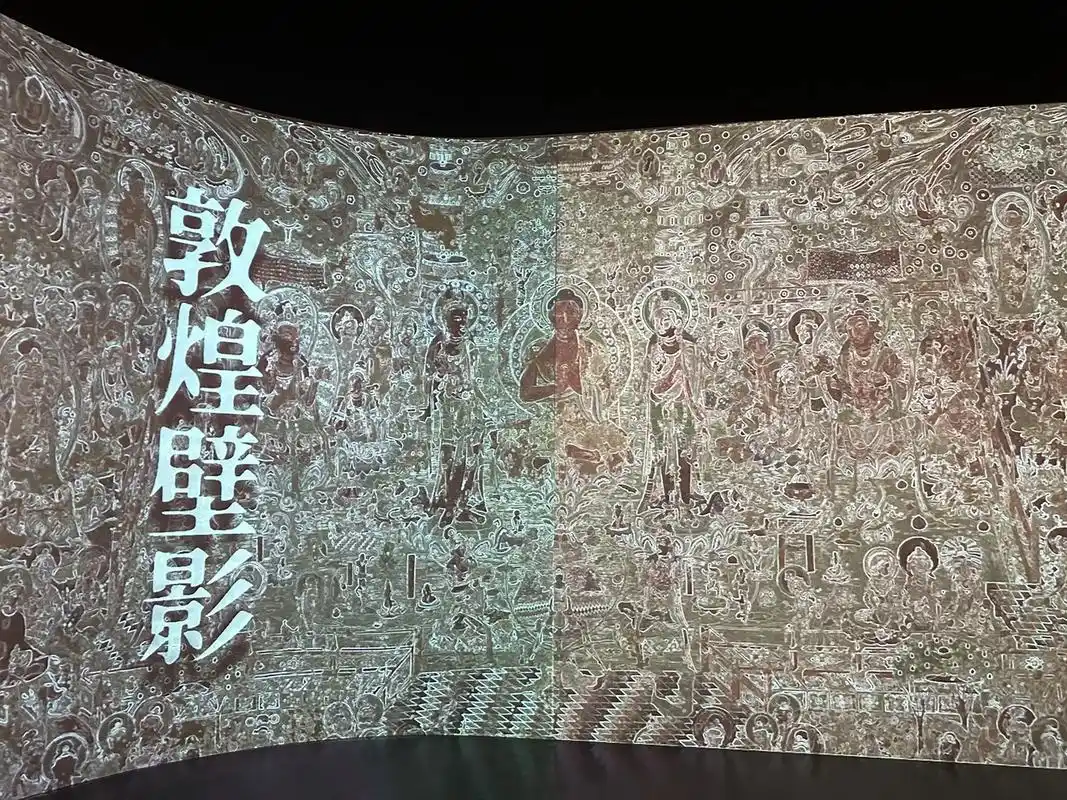 又见敦煌.驼铃阵阵丝旅绵绵,游客大早便骑上骆驼巡游沙山,遥想 - 抖音