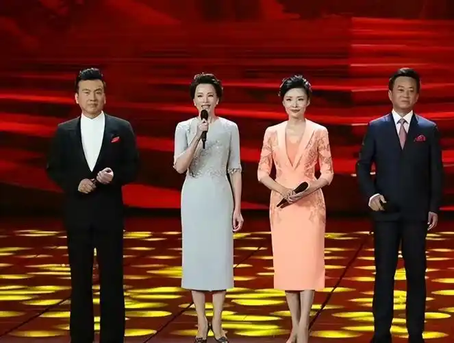 张泽群晒与朱军,董卿,周涛合影,合体主持过七届春晚,黄金搭档