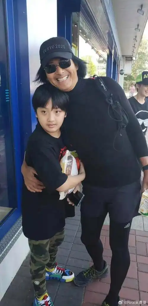 林志颖儿子kimi侧脸罕见曝光,身形高大,网友称:像费曼