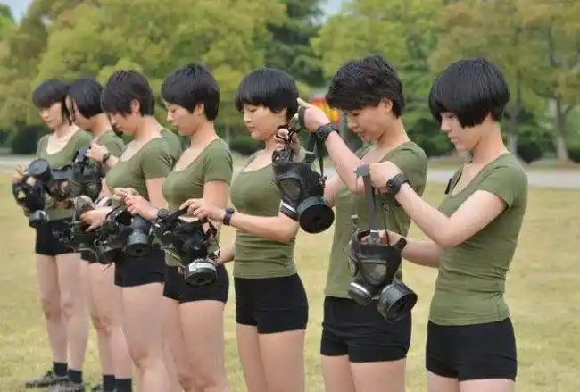 她是《特种兵之火凤凰》里面的沈兰妮,身材火辣,比侯梦莎都美!