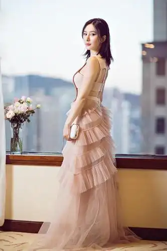 熊乃瑾礼服随拍虽然简单的抓拍但是非常漂亮