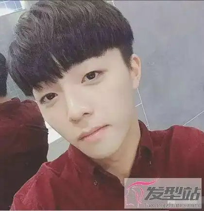 初中男生锅盖头发型 呆萌洋气释放青春魅力
