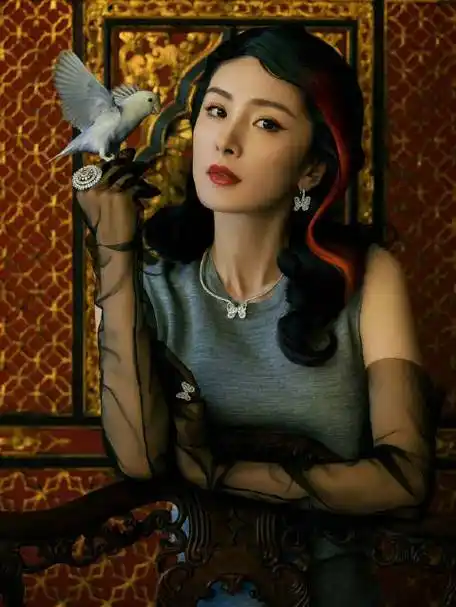 杨幂红色挑染卷发造型