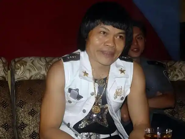 他是香港著名的喜剧演员,曾经在周星驰的电影《食神》中扮演一个搞笑