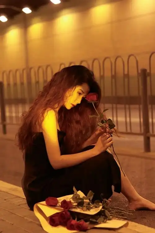 从约拍的原片里薅出一张我很喜欢的氛围感侧脸!求jms帮忙修一修!