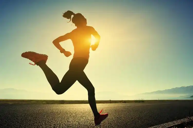 奋斗奔跑坚持克服困难运动健身户外跑步下载五四青年节跑步的男女五彩