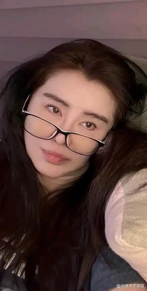 57岁王祖贤温哥华被偶遇,背hellokitty宠物包,打扮时髦又高又瘦