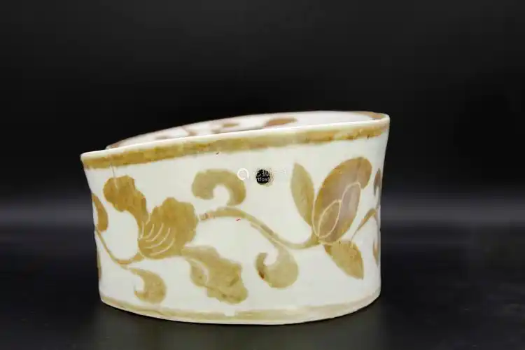 元代 定窑褐彩花卉纹 瓷枕