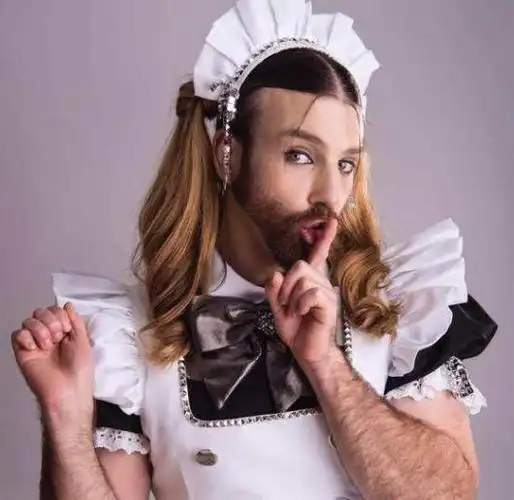 如果是抠脚大汉去cos动漫女性角色,就是我们俗称的"女装大佬"