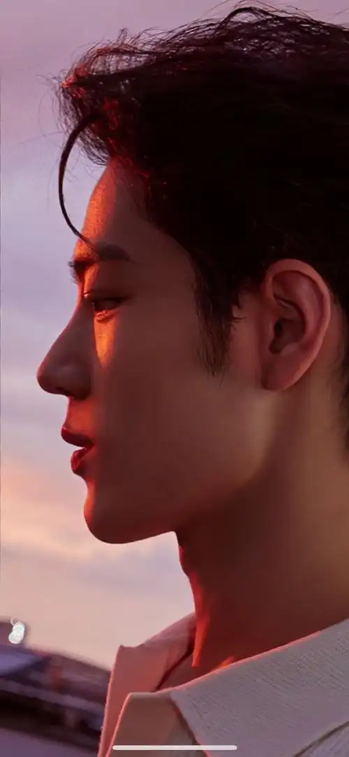 肖战工作室周末放饭##日常见肖战#  白色毛衣好温柔,居家老公!