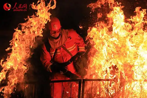 消防员正在开展灭火实战训练(吉林省森林消防供图)
