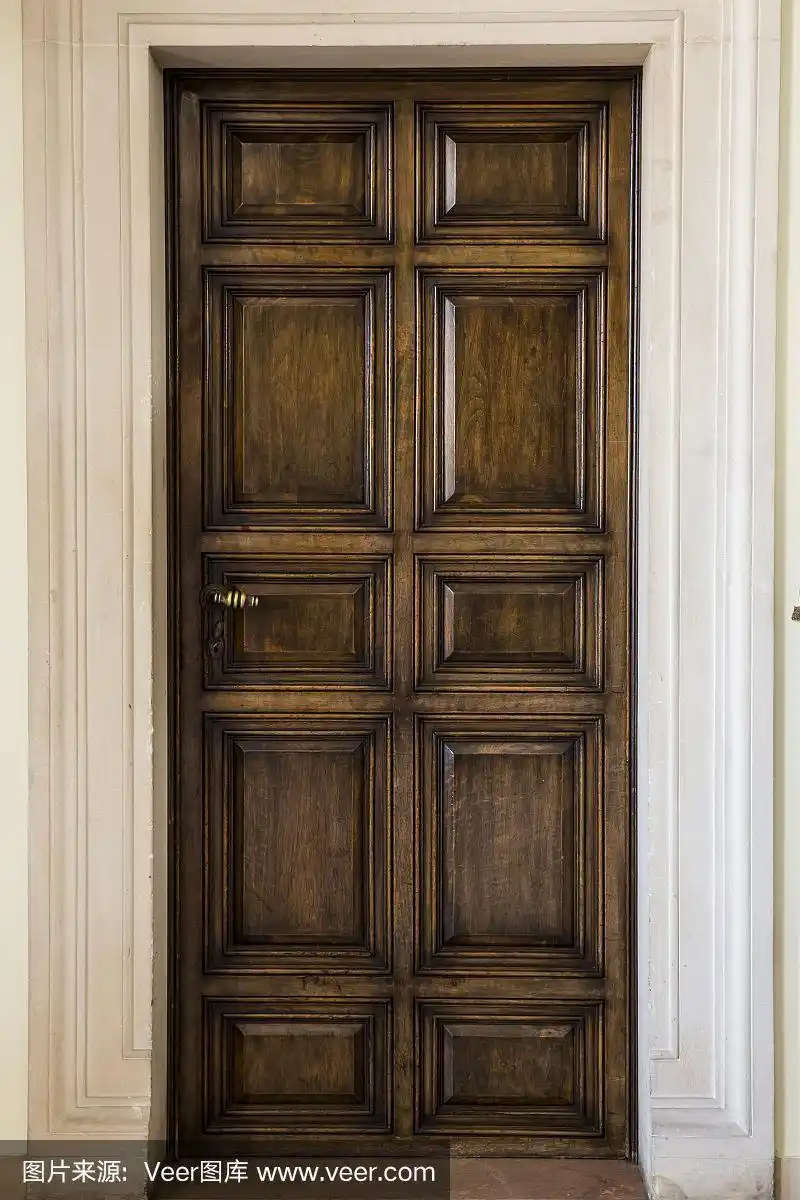 旧的棕色木屋门