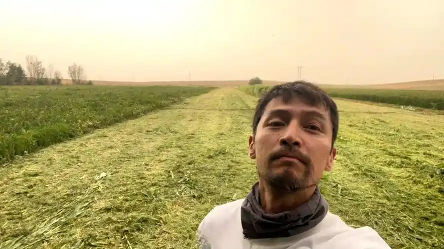 胡歌删憔悴自拍道歉微博重新发文配正能量表情包