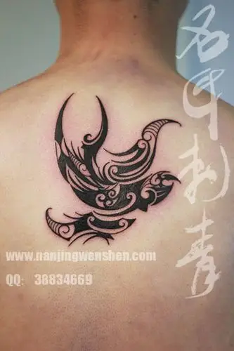 后背燕子部落图腾-南京名匠纹身馆